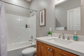 Remodeled Downtown 3bed Home Quartz Countertops - Image 3