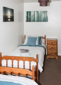Well-appointed, spacious 3 bedroom riverside cabin in tranquil Norfolk Broads. - Image 5