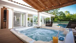 Villa with private pool and spa - Image 4