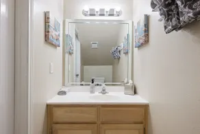 The Parisian Keyless Condo 4 min from Airport and Hospitals - Image 5