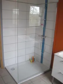 Moderne træhus med træforet terrasse og privat opvarmet pool - Image 3