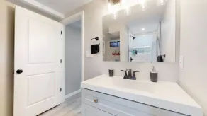 Modern & Updated Unit in Prime Location - Image 2