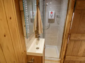 SHEPHERDS RETREAT, pet friendly, with a garden in Cleobury Mortimer - Image 4