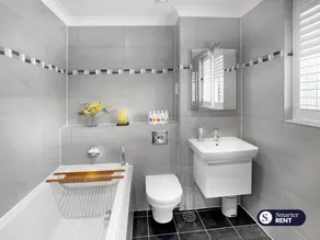 Chobham - 3 Bedroom Townhouse W/ Garden & Parking - Image 3