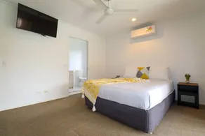BLK Stays Guest House Deluxe Back Unit Bellmere - Image 4