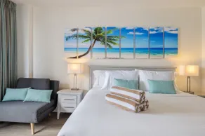 Comfortable Hotel Room in Honolulu - Image 4