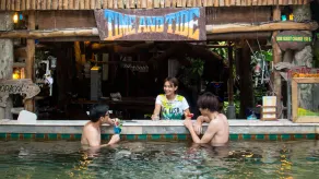 Tropical Garden Bungalow - Image 3