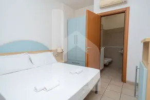 El Residence Holiday Rendez Vous nació en pleno corazón de la ciudad de Pineto, a pocos pasos de la playa y de la calle principal. El apartamento 58, en el piso SABBIA, tiene entrada independiente, orientada al oeste, y una terraza con jardín equipada - Image 4