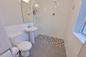 10minDriveCliffsOfMoher-Cozy2Br-Parking-WiFi - Image 3
