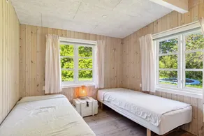 Rummeligt sommerhus med pool - Image 4