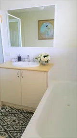 Central Geelong Townhouse / Long stays available - Image 3