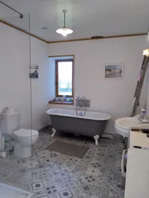 4 bedroom farmhouse with pool, jacuzzi and lakes - Image 2