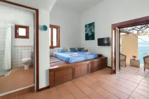 L'architetto ha progettato Villa su una collina con una vista spettacolare sulla baia di Vlycha - Image 5