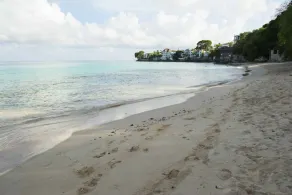 Belo apartamento de 2 quartos em St. James perto da praia e UWI com piscina. - Image 4