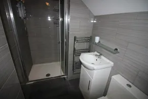 Modern 4 bed, 3 bath house located in Coventry City Centre - Image 3
