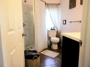 Hayes Hideaway, The Perfect Lakeside Getaway - Image 2