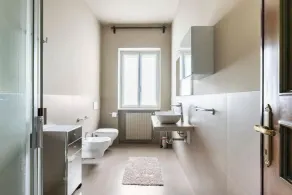 MAESTOSA VILLA A POCHI KM DAL LAGO DI GARDA CON AMPIO GIARDINO E 2 PORTICATI - Image 3