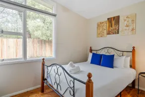 GreenLeafRetreat in Katoomba-Leura-Wentworth Falls-Blue Mountains-Pets Welcome-Free Parking & WIFI - Image 3