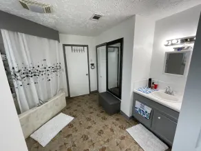 Charming tuck away waterfront home - Image 3