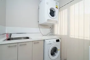 30 Rich on Richmond, modern, bright, spacious, parking sleeps 6 - Image 2