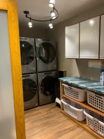 Ein wunderschönes, kürzlich renoviertes Haus, das auf einem bewaldeten Flussgrundstück mit Whirlpool gelegen ist. - Image 2