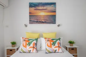 Seafront Getaway Studio, Great Location with Pool - Image 3