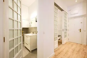 Reina Sofía Boutique - MadFlats Collection - Image 2