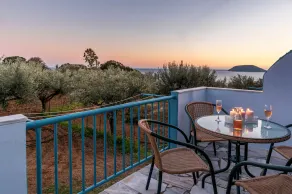 Sunny Summer Retreat - Perfect Location - Image 3