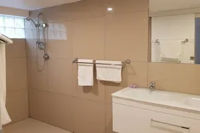 Fully-furnished, family & pet-friendly home 100m the water. Sleeps 12. - Image 2