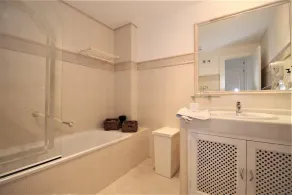 Appartement spacieux au rez-de-chaussée avec clima, Proche de la plage, des piscines et de la ville - Image 2