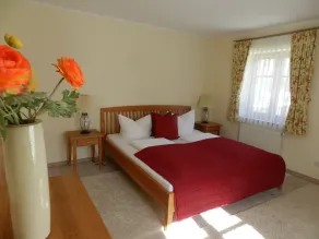 The large apartment on the mezzanine floor - Image 3