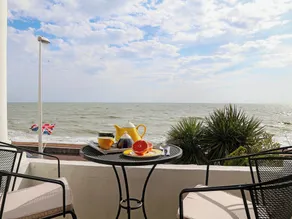 1 bedroom accommodation in Sandgate - Image 4