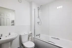 4 bed townhouse with rear garden and FREE parking - Image 4
