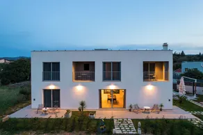 5BR/5BA Sanctuary for 10 with Heated Pool, Waterfall, and jaccuzzi - Image 3