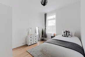 4 Bed House - Sleeps 6 - Garden Pets Wifi - Image 4