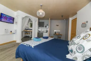 Santorini bed and breakfast with terrace and swimming pool - Image 5
