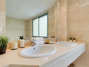 Maison de Ville à Marbella, Piscine, Plage et Confort - Image 3