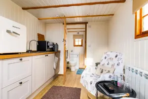 Shepherd s Hut Cosy Farm Stay Sleeps 2 - Image 3