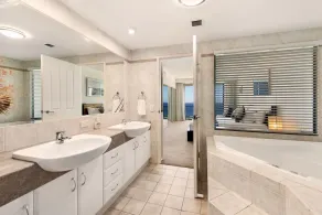 Surfers Paradise Ocean Prestige Luxury Vacation Apartment - Image 3