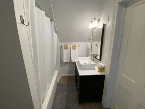 Yellow #3: Cozy 1 bedroom apartment. - Image 3