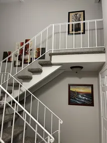 Cheerful 3 Bedroom House, 2 Bathrooms, 5 minutes from the interstate - Image 2