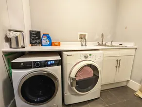 Spacious House with New Furniture - Close to Airport/Marine Gateway/UBC/downtown - Image 2
