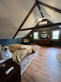 Funky Upstairs apartment - steps from local popular restaurant. - Image 5