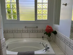 Maison de plantation restaurée sereine avec vue imprenable sur l'océan - Image 3