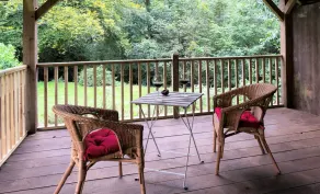 Luxury riverside lodge with covered terrace - Image 3
