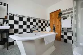 Spacious House • PoolTable • FreeParking • Balcony - Image 3