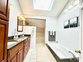 Private-Spacious-Hot Tub-King Bed-Games Room - Image 4
