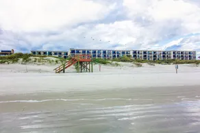 Panoramic Sunsets & Sea Breezes – Top-Floor Coastal Suite - Image 4