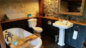 Casa romántica de piedra súper linda con tina de agua caliente y baño en el spa. - Image 4