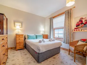Enjoy stunning sea views from this traditional cottage on the coast of Arran. - Image 4